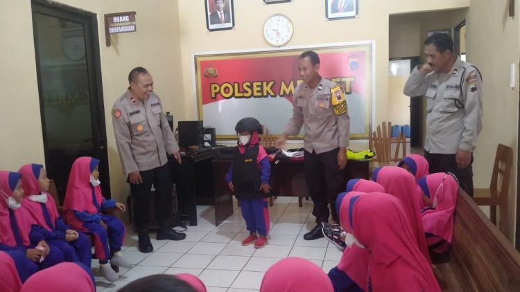 Mapolsek Mrebet Digeruduk Siswa TK BA Aisiyah Selaganggeng