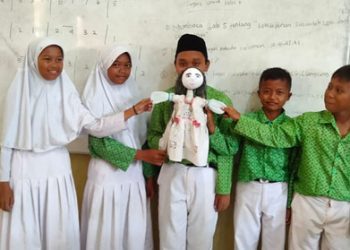 Siswa Kelas 6 SDN 3 Pasinggangan Belajar Tradisi Cowongan