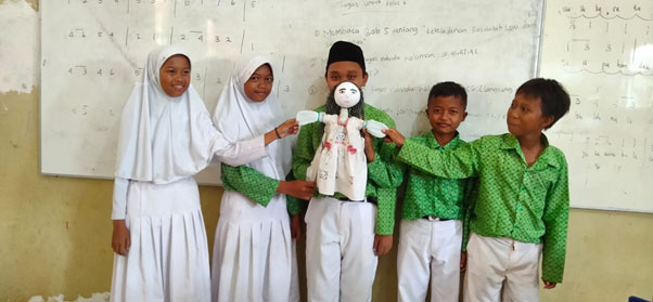 Siswa Kelas 6 SDN 3 Pasinggangan Belajar Tradisi Cowongan