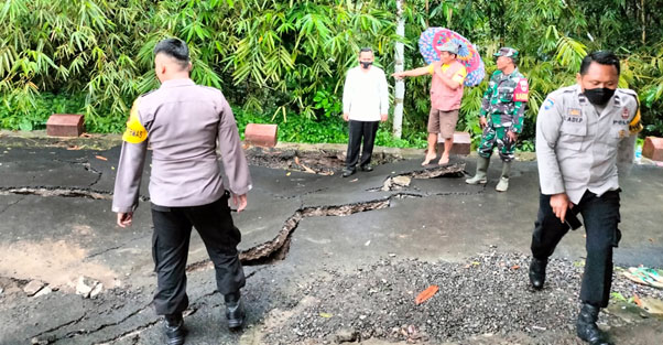 Hujan Deras, Jalan Desa Patemon Kecamatan Bojongsari Ambles