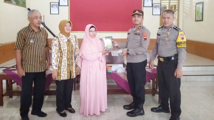 Polsek Bukateja Beri Bantuan Buku Iqra untuk TPQ Al Ikhlas Desa Wirasaba