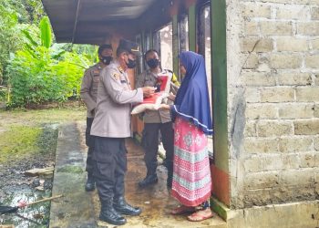 Polsek Kejobong Beri Bantuan Korban Kebakaran Rumah