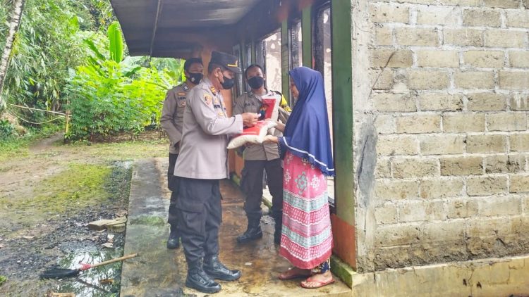 Polsek Kejobong Beri Bantuan Korban Kebakaran Rumah