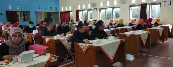 Puluhan Guru di Somagede Belajar Menulis Puisi