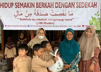 SDIT Nusawungu Gelar Kegiatan Jum’at Berbagi