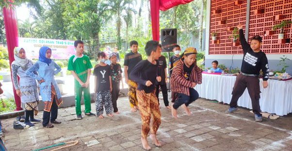 Sekolah QITA Gelar Parade Dolanan di Taman Literasi Purwokerto