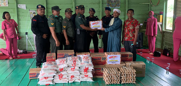 Batalyon B Pelopor Sat Brimob Polda Riau Bersama Kodim 0321 Rohil, Jalin Sinergitas Dengan Giat Bansos Dalang Rangka Sambut HUT Korps Brimob Polri ke-77