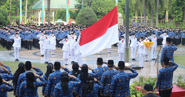 Peringati Hari Sumpah Pemuda, Walikota Jakut Berikan Piagam Penghargaan Untuk Pemuda Pelopor dan SK Kenaikan Pangkat PNS