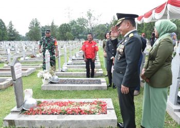Dalam Rangka HUT Ke-77 TNI Kasad Bersama Panglima, Ziarah ke Makam Tokoh Nasional