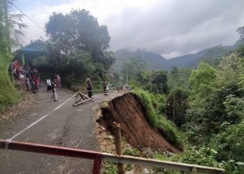 Jalan di Desa Sirau Karangmoncol Longsor