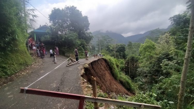 Jalan di Desa Sirau Karangmoncol Longsor