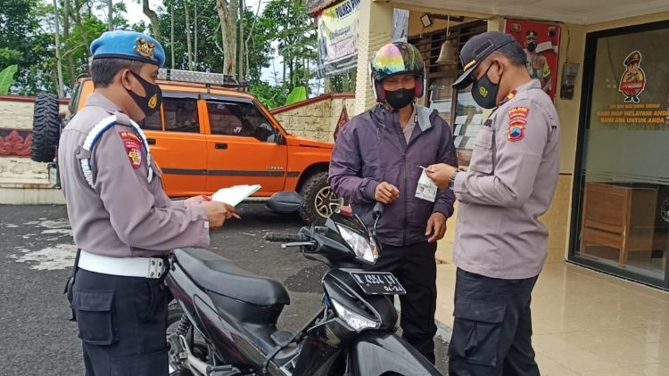 Dukung Operasi Zebra Candi 2022, Polsek Kutasari Cek Kelengkapan Surat Berkendara Anggota
