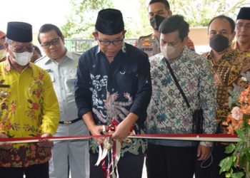 Husein Resmikan Samsat Budiman, Bayar Pajak Kendaraan Bermotor Cukup di Bumdes