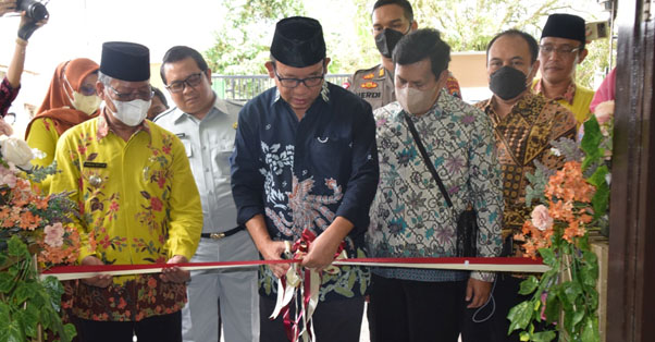 Husein Resmikan Samsat Budiman, Bayar Pajak Kendaraan Bermotor Cukup di Bumdes