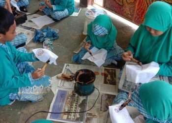 Siswa Kelas V SD N 1 Sudagaran Menumbuhkan Rasa Nasionalisme dengan Membatik