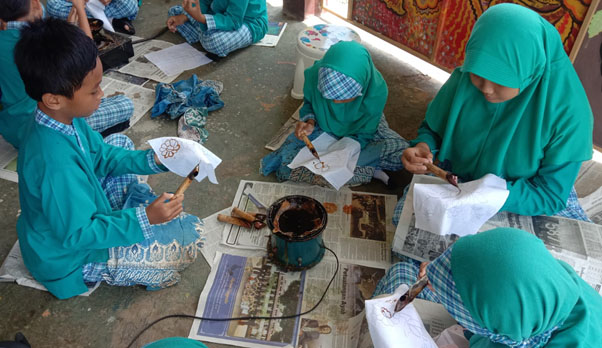 Siswa Kelas V SD N 1 Sudagaran Menumbuhkan Rasa Nasionalisme dengan Membatik