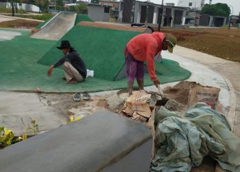 Kasudin Pertamanan Dan Hutan Kota Serta Irbanko Jakut Tinjau Pembangunan RTH Taman Tipar Cakung Semper Barat Yang Tidak Kunjung Rampung