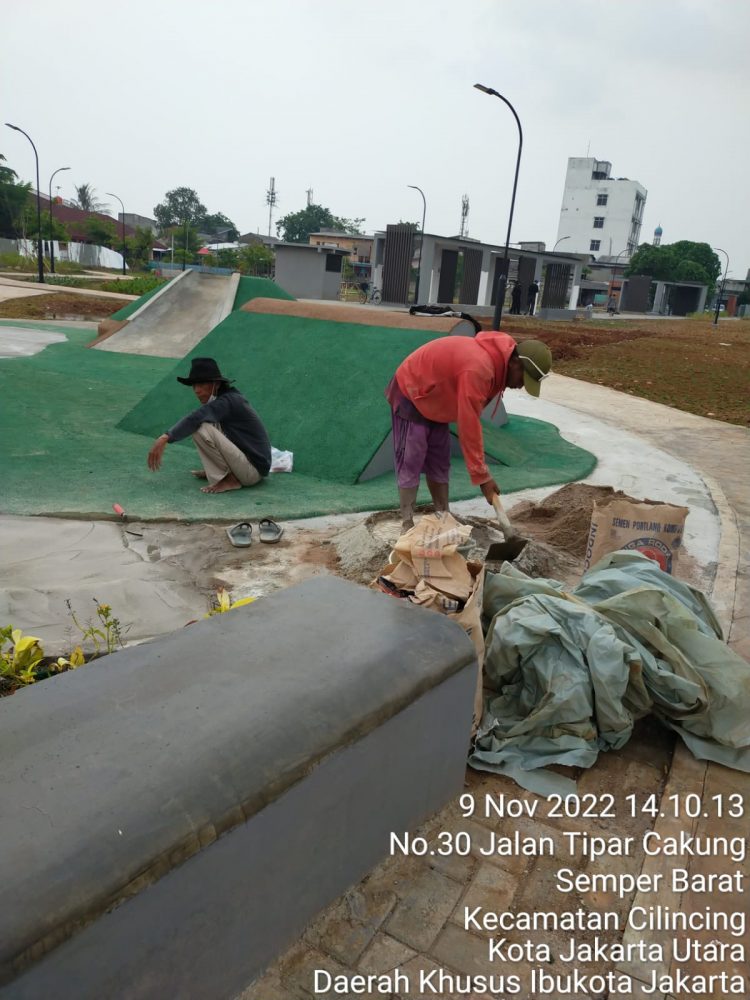 Kasudin Pertamanan Dan Hutan Kota Serta Irbanko Jakut Tinjau Pembangunan RTH Taman Tipar Cakung Semper Barat Yang Tidak Kunjung Rampung