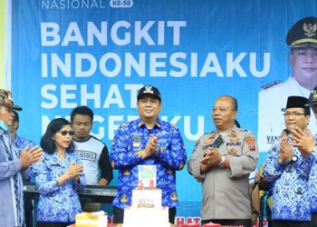 Bupati Samosir  Serahkan Kartu BPJS Gratis Kepada Masyarakat pada Perayaan Hari Kesehatan Nasional Ke-58