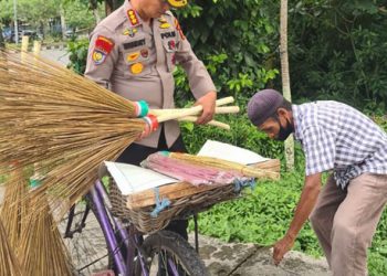 Pedagang Sapu Keliling Kaget Bukan Kepalang, Dagangan Diborong Pak Polisi