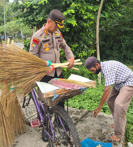Pedagang Sapu Keliling Kaget Bukan Kepalang, Dagangan Diborong Pak Polisi