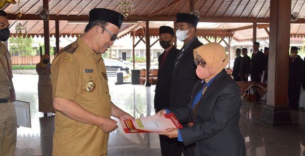 Bupati Husein Kukuhkan 44 Kepala Sekolah
