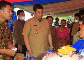 Bupati Samosir Bersama Tangkas Manimpan L. Tobing, Monitoring Pelaksanaan Pasar Murah Sembako
