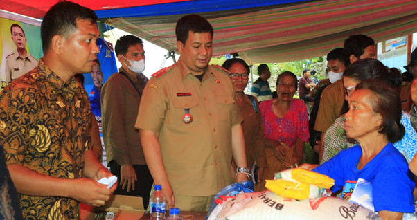 Bupati Samosir Bersama Tangkas Manimpan L. Tobing, Monitoring Pelaksanaan Pasar Murah Sembako