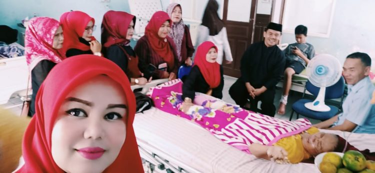 Keluar Besar Rang Caniago, Besuk  Salah Seorang Anggota Kabupaten Solok Bundo Yanti Rustam di Rawat di RS