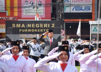 Pimpin Upacara HUT PGRI, Bupati Husein Tekankan Guru Perkuat Karakter Diri