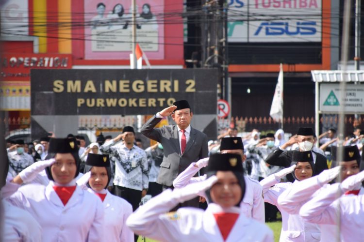 Pimpin Upacara HUT PGRI, Bupati Husein Tekankan Guru Perkuat Karakter Diri