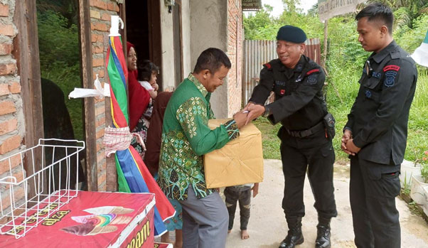 Guru Honor Sambilan Berjualan Es Kesulitan Biaya Pengobatan Anak, Dibantu Brimobda