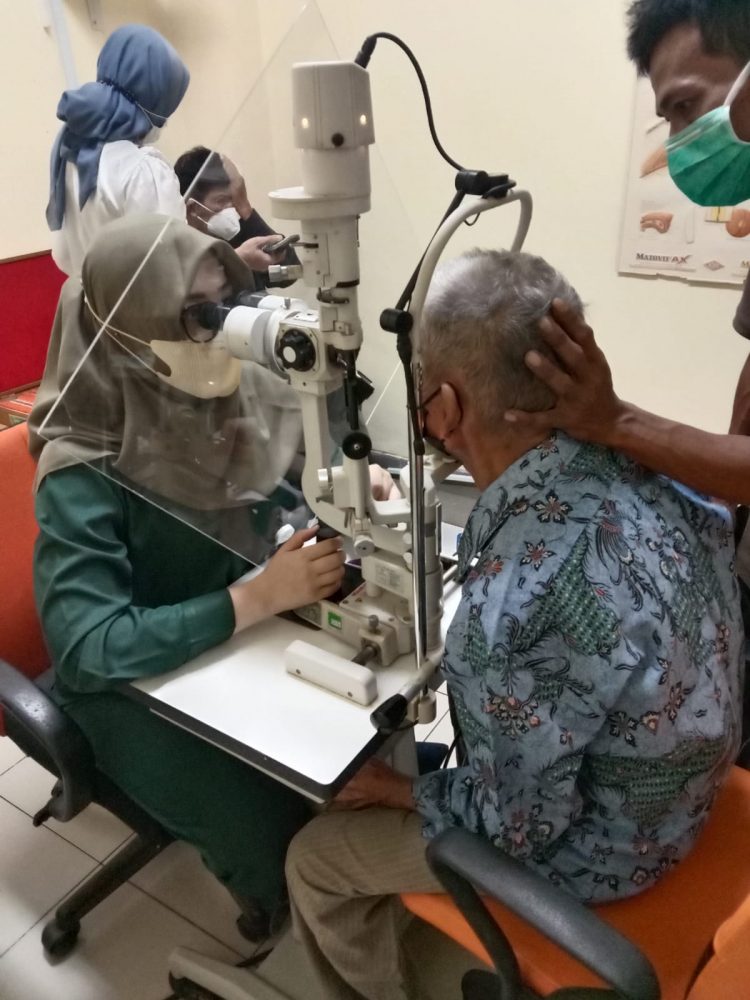 Warga Tidak Mampu di Desa Cileungsi Kidul Dapatkan Operasi Mata Katarak Gratis