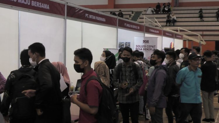 Ribuan Pencari Kerja Kunjungi Job Fair Banyumas di GOR Satria