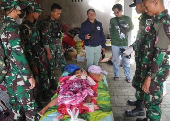 Laksanakan Perintah Pangdam III/Siliwangi Yonif Raider 300/Bjw Tangani Anak Patah Tulang Korban Bencana Gempa Cianjur