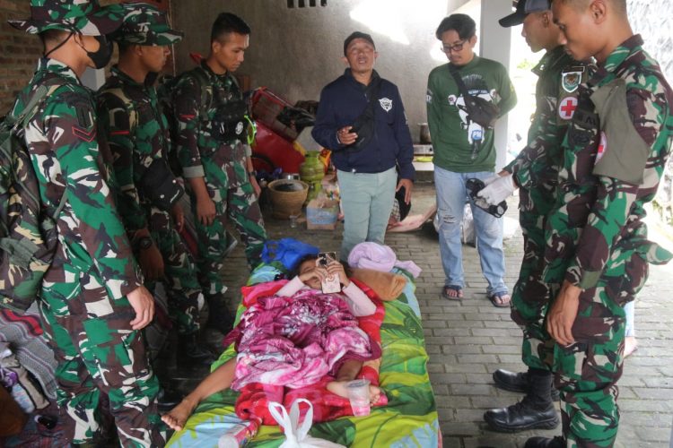 Laksanakan Perintah Pangdam III/Siliwangi Yonif Raider 300/Bjw Tangani Anak Patah Tulang Korban Bencana Gempa Cianjur