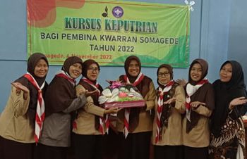 Pembina Putri Kwarran Somagede Ikuti Pelatihan Membuat Hantaran
