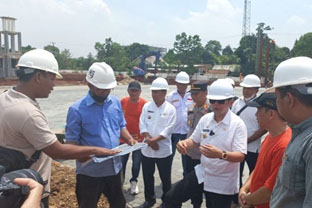 Penjabat Bupati Bekasi Meninjau Pembangunan Alun-Alun di Desa Tamansari, Kecamatan Setu