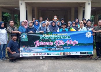 Komonitas UMKM Bojongsari Maju Bersama Adakan  Family Gathering di pantai Anyer Banten