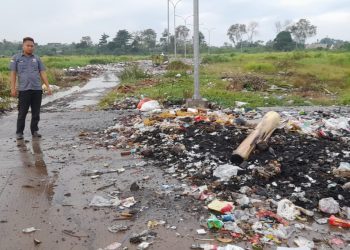 Kadis DLH Kota Serang Enggan Dikonfirmasi Terkait Tumpukan Sampah di Terminal Banten Lama, Masyarakat Protes
