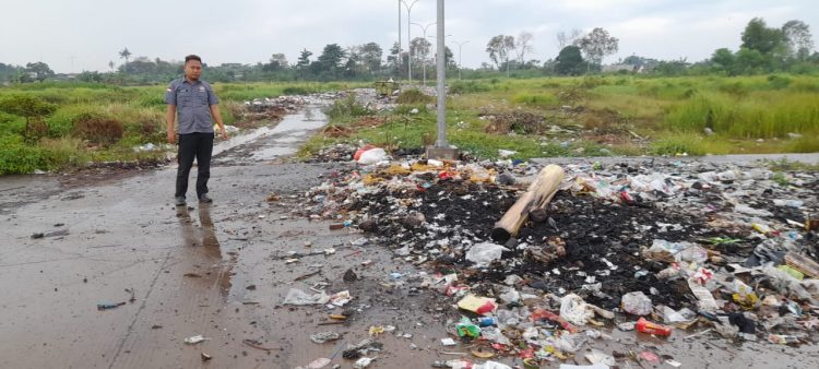 Kadis DLH Kota Serang Enggan Dikonfirmasi Terkait Tumpukan Sampah di Terminal Banten Lama, Masyarakat Protes