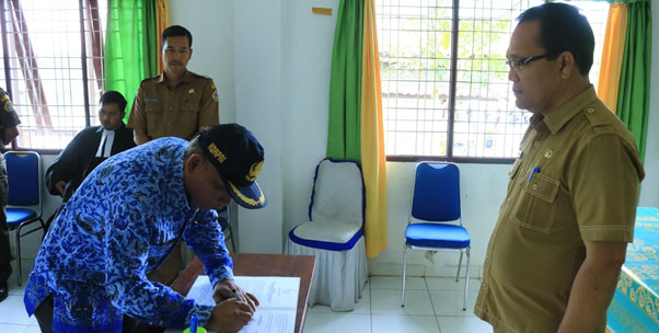 Bupati Samosir Lantik Pejabat Administrator Dinas Pekerjaan Umum dan Tata Ruang Kabupaten Samosir