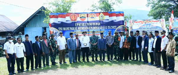 Penutupan TMMD Ke-115 di Samosir, Danrem 023/KS Bersama Bupati Samosir Gunting Pita Pembukaan Jalan Baru