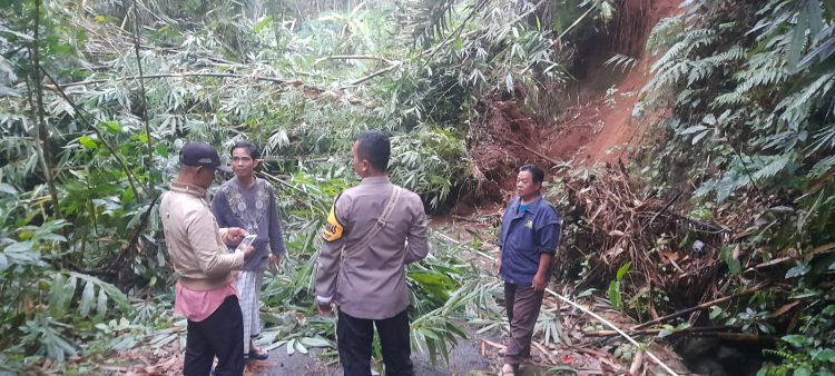 Tanah Longsor Tutup Jalan di Desa Tanalum Kecamatan Rembang