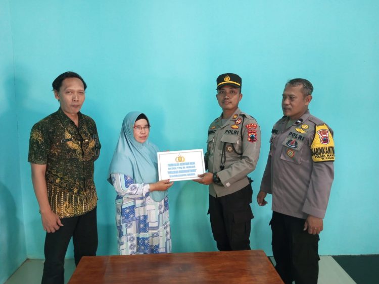 Polsek Bukateja Beri Bantuan Meja untuk TPQ Al – Ikhlas Desa Wirasaba