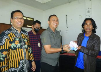 Pemkab Samosir Salurkan Bantuan Sosial Dampak Inflasi Kenaikan BBM