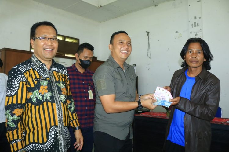 Pemkab Samosir Salurkan Bantuan Sosial Dampak Inflasi Kenaikan BBM