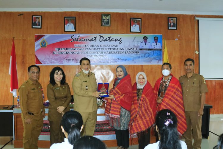 Bupati Samosir Membuka Secara Resmi Kegiatan Ujian Dinas dan Ujian Kenaikan Pangkat Penyesuaian Ijazah di Lingkungan Pemerintah Kabupaten Samosir