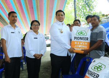 Bupati Samosir Serahkan Bantuan Alsintan dan Bibit Kepada Kelompok Tani