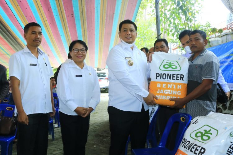 Bupati Samosir Serahkan Bantuan Alsintan dan Bibit Kepada Kelompok Tani